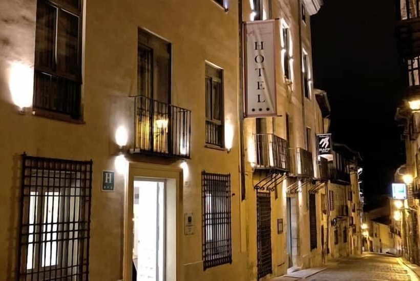 هتل Leonor De Aquitania