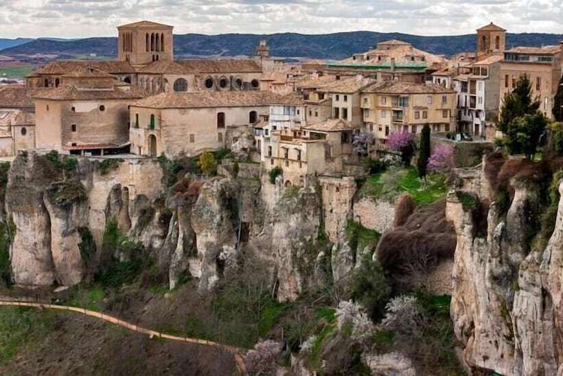 هتل Leonor De Aquitania