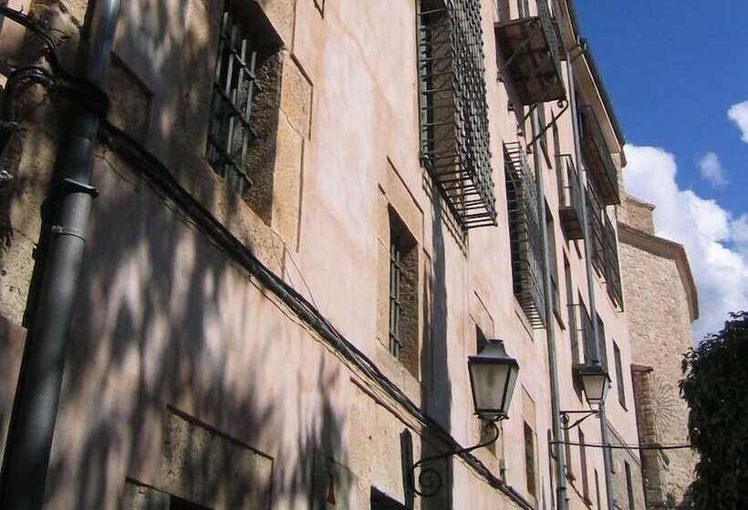 هتل Leonor De Aquitania