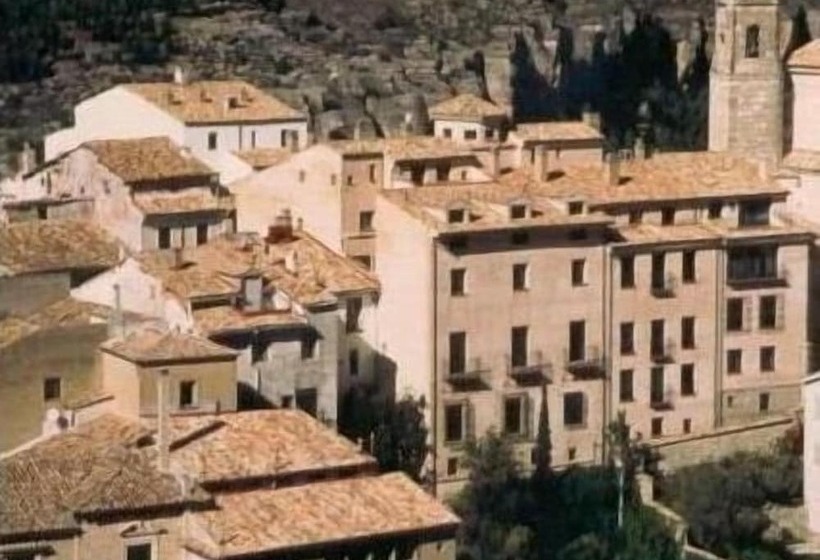 هتل Leonor De Aquitania