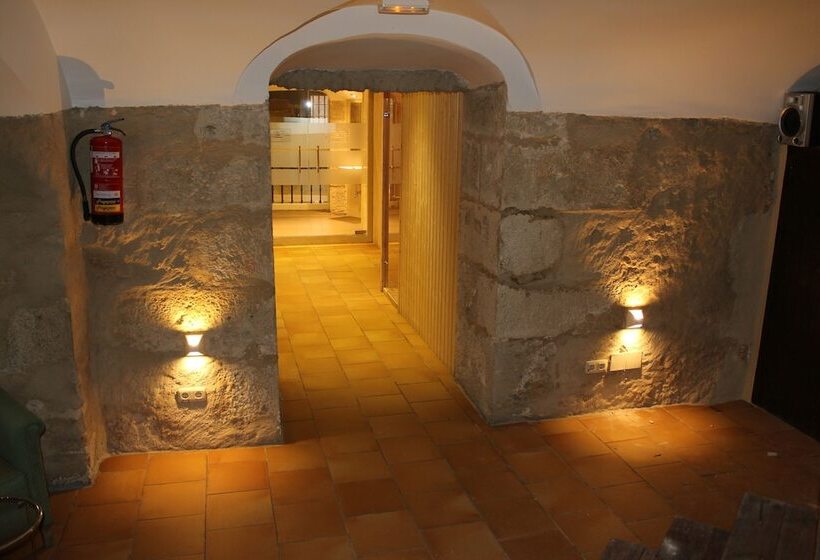 هتل Leonor De Aquitania