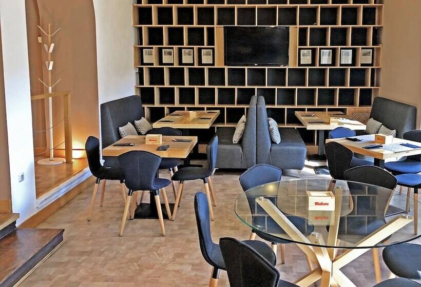 هتل Leonor De Aquitania