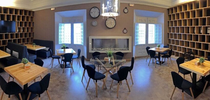 هتل Leonor De Aquitania