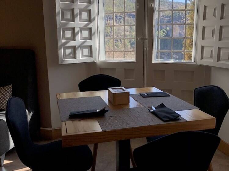 هتل Leonor De Aquitania