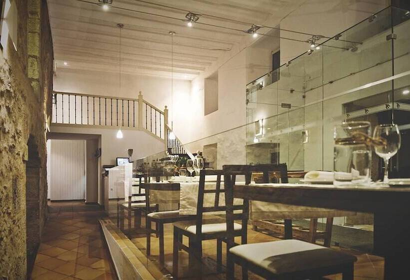 هتل Leonor De Aquitania