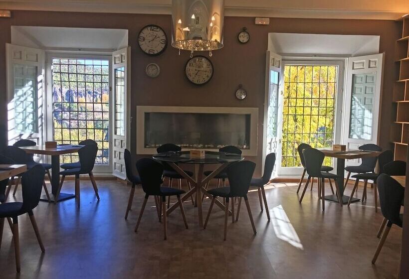 هتل Leonor De Aquitania