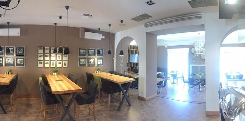 هتل Leonor De Aquitania