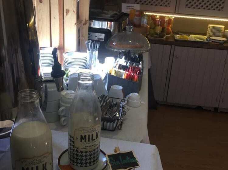 هتل Leonor De Aquitania