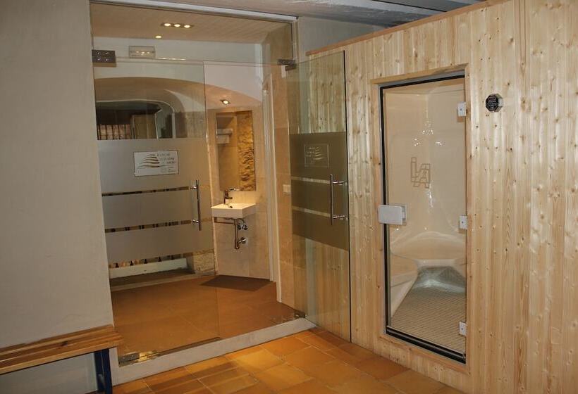 هتل Leonor De Aquitania