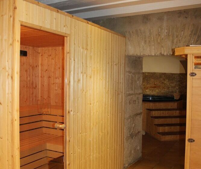 هتل Leonor De Aquitania