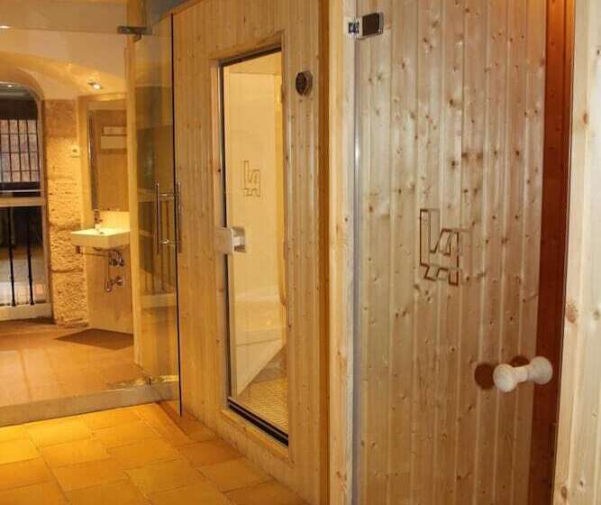 هتل Leonor De Aquitania