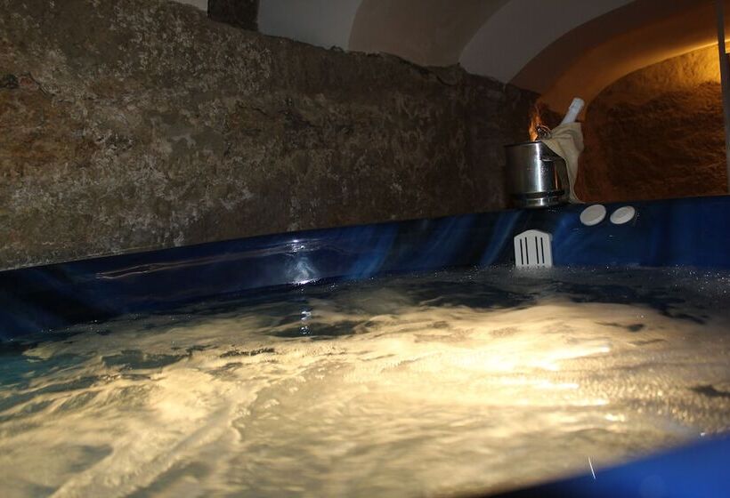 هتل Leonor De Aquitania