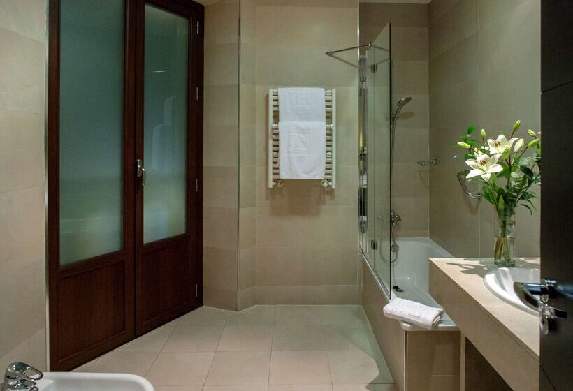 هتل NH Collection Victoria