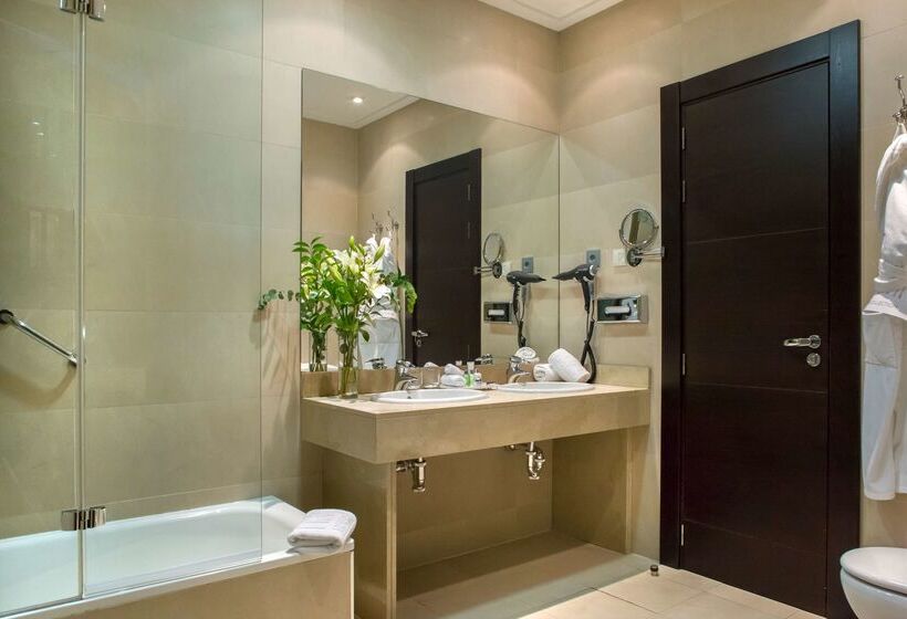 فندق NH Collection Victoria