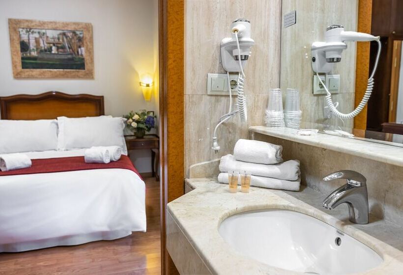 هتل Reina Cristina