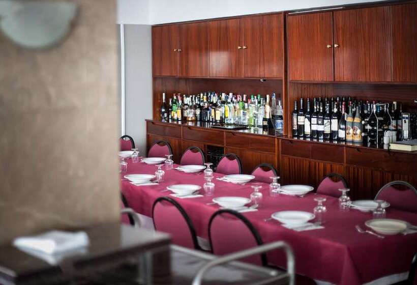 Отель Unzaga Plaza