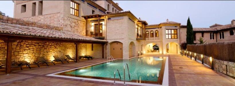 فندق Villa De Alquézar