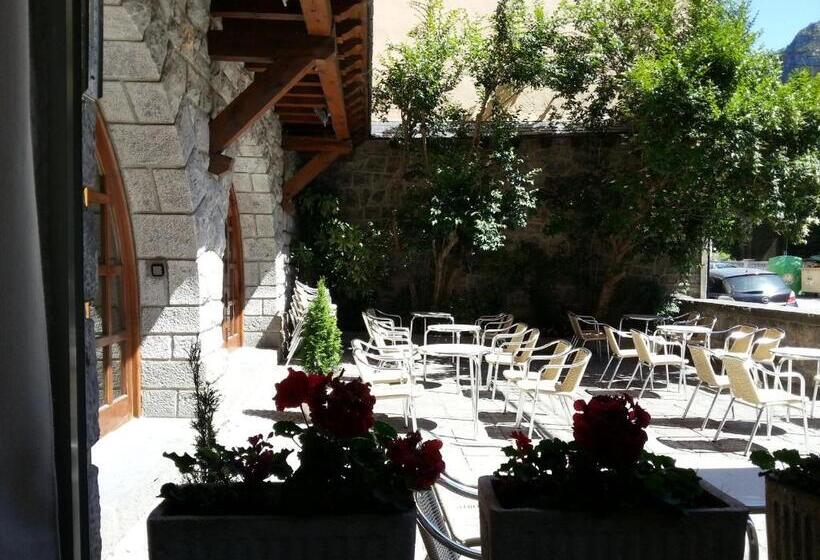 هتل Villa De Canfranc