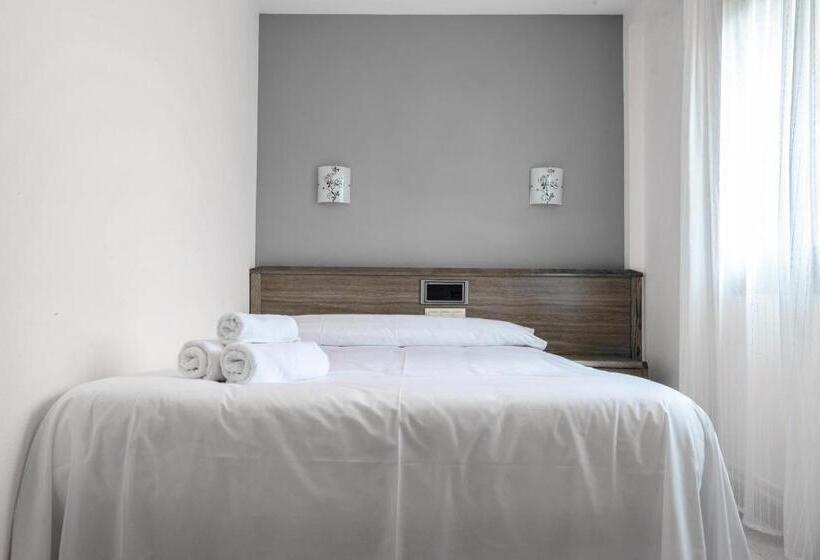 בית מלון כפרי Ciudad De Jaca