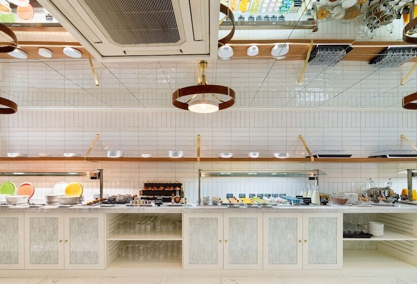 Отель H10 Puerta de Alcalá