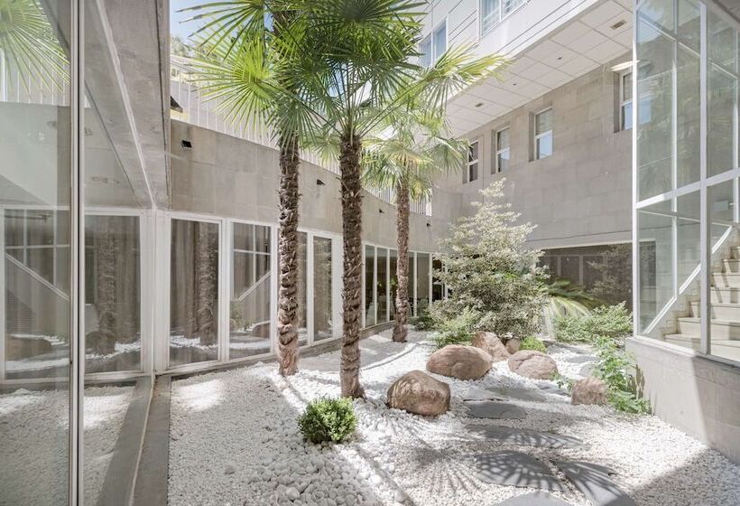 هتل NH Paseo De La Habana