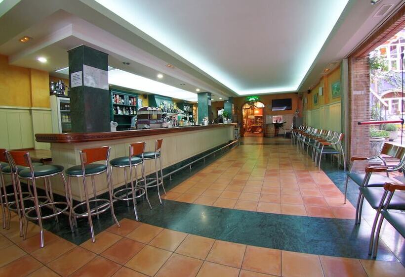 בית מלון כפרי Plaza Manjon