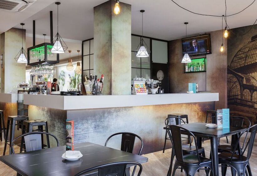 هتل Puerta De Toledo