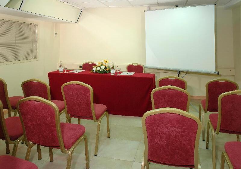 فندق Adonis Pelinor