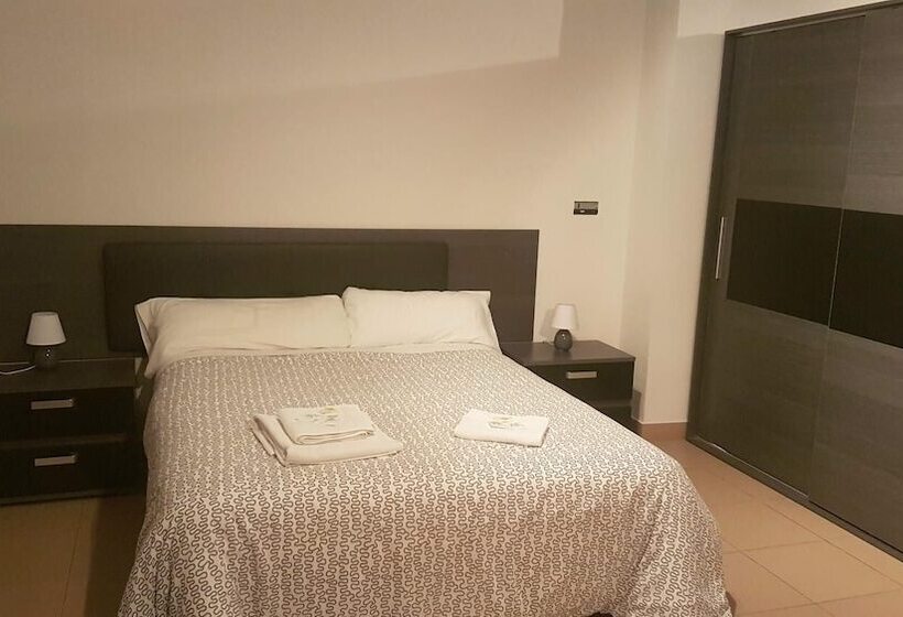 هتل Avenida Del Sotillo