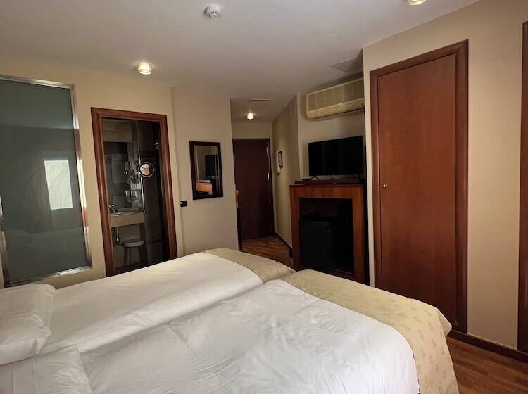 هتل Carlos V Malaga