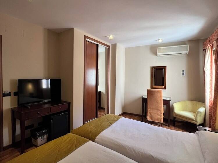 هتل Carlos V Malaga