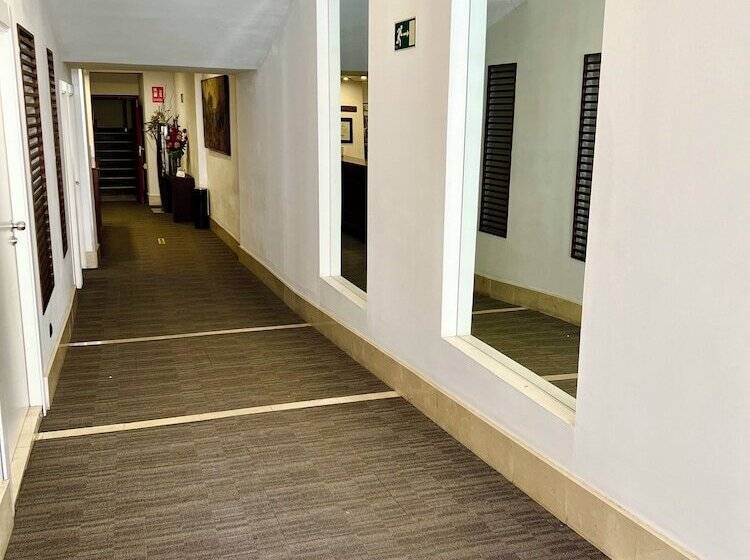 هتل Carlos V Malaga