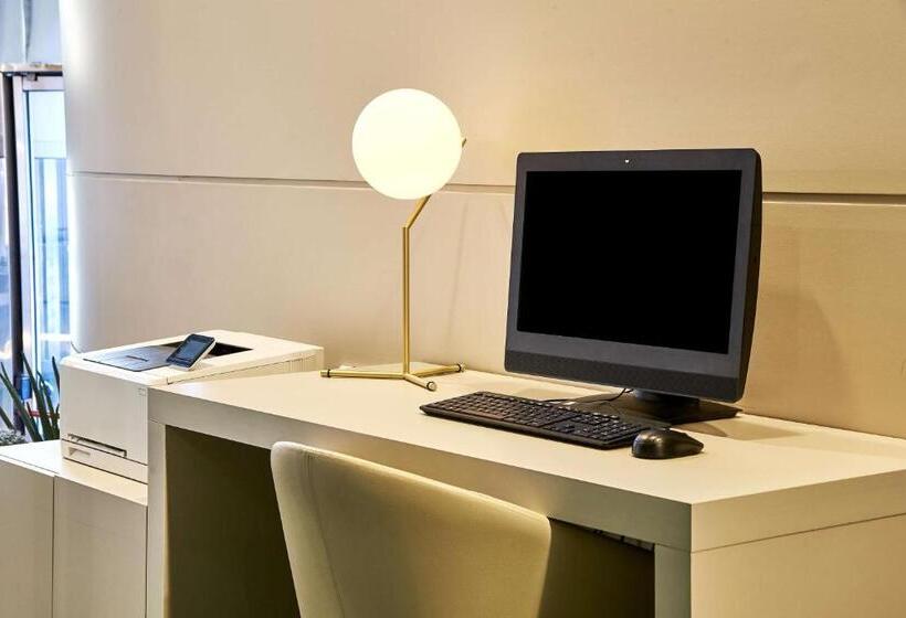 فندق NH Valencia Center