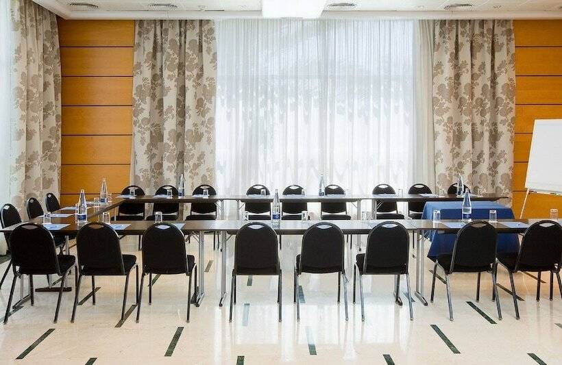 فندق NH Valencia Center