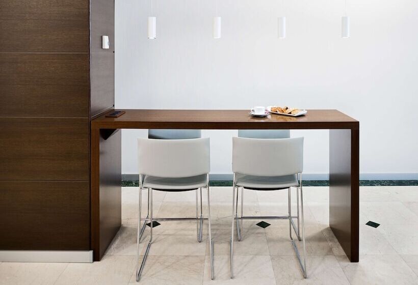 فندق NH Valencia Center