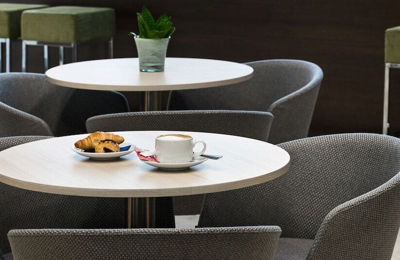 فندق NH Valencia Center