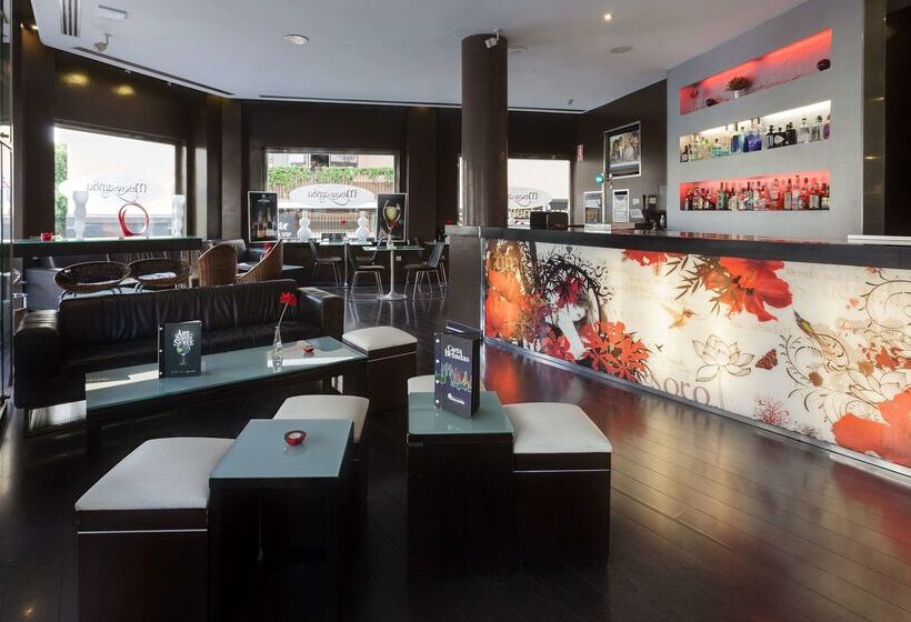 Отель Occidental Santa Cruz Contemporaneo