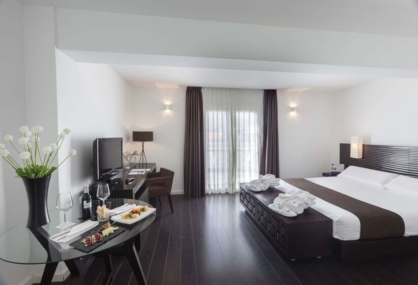 Отель Occidental Santa Cruz Contemporaneo