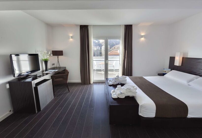 Отель Occidental Santa Cruz Contemporaneo