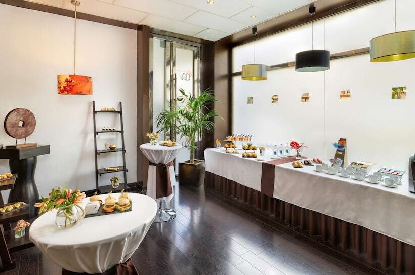 Отель Occidental Santa Cruz Contemporaneo