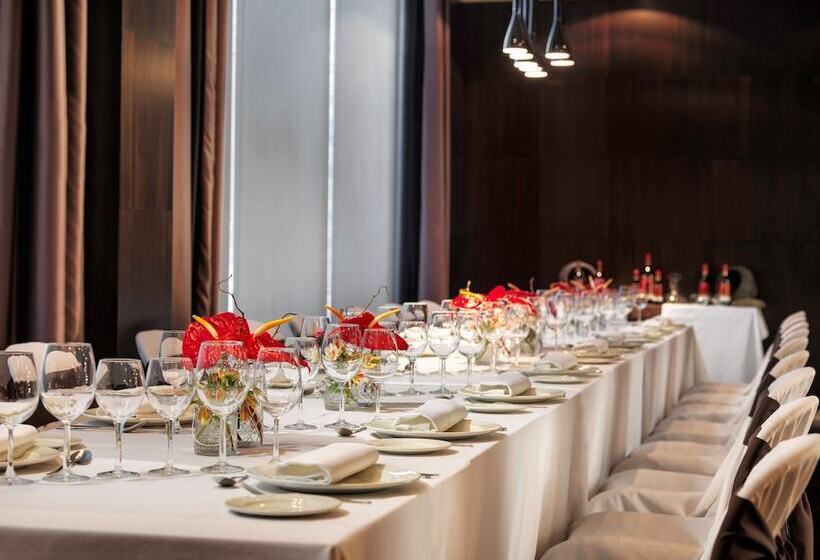 Отель Occidental Santa Cruz Contemporaneo