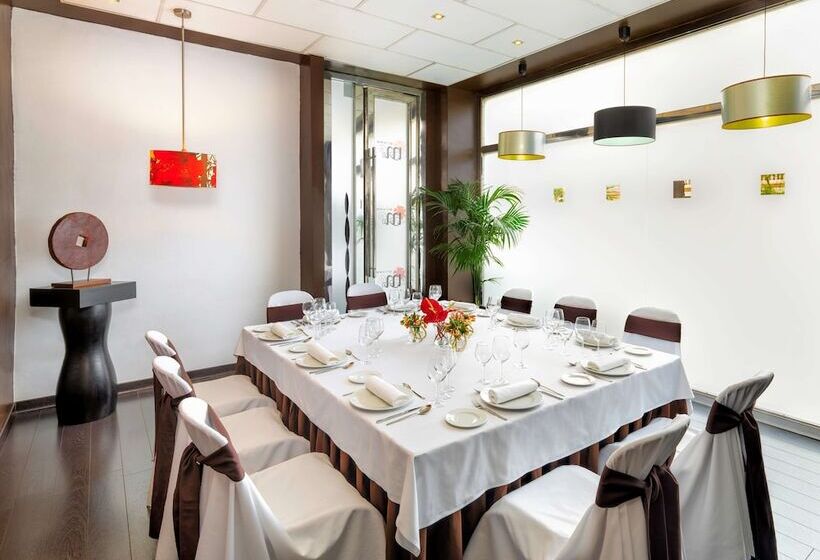 Отель Occidental Santa Cruz Contemporaneo