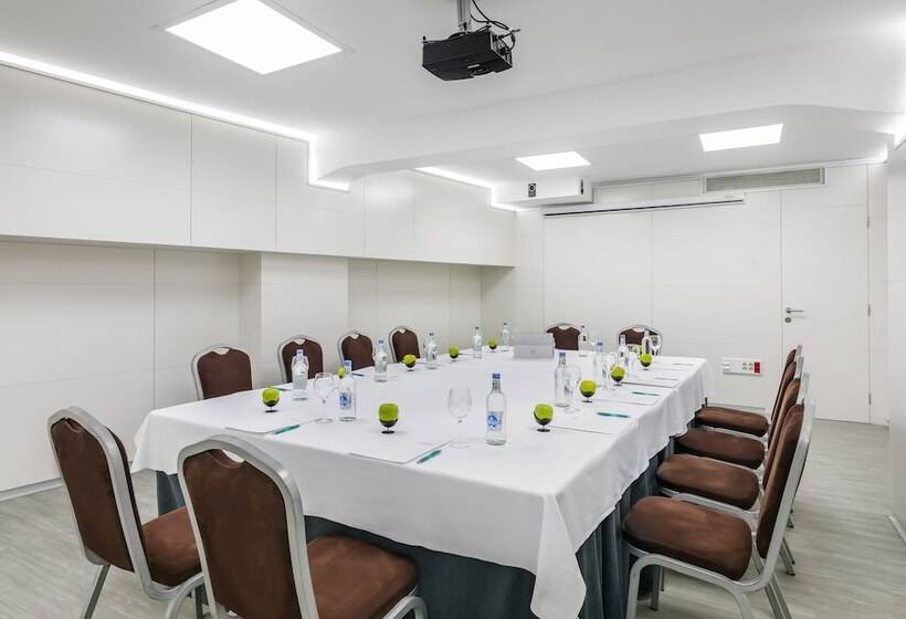 Отель Occidental Santa Cruz Contemporaneo