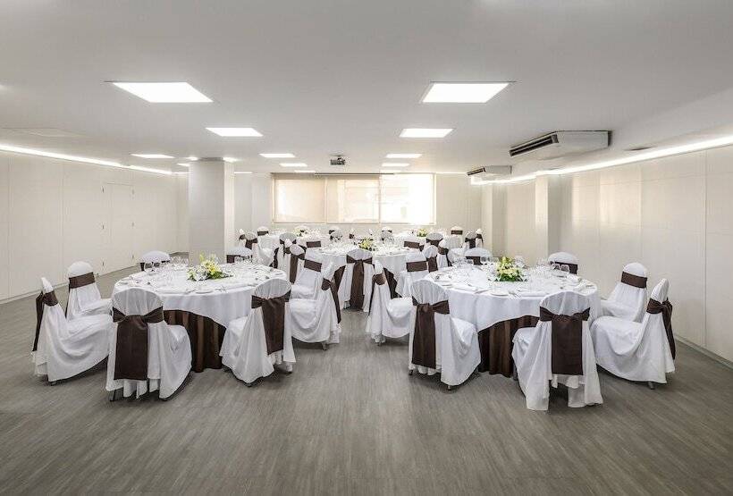 Отель Occidental Santa Cruz Contemporaneo