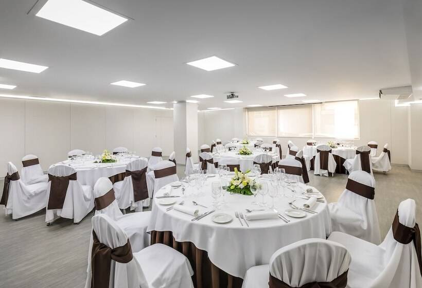 Отель Occidental Santa Cruz Contemporaneo