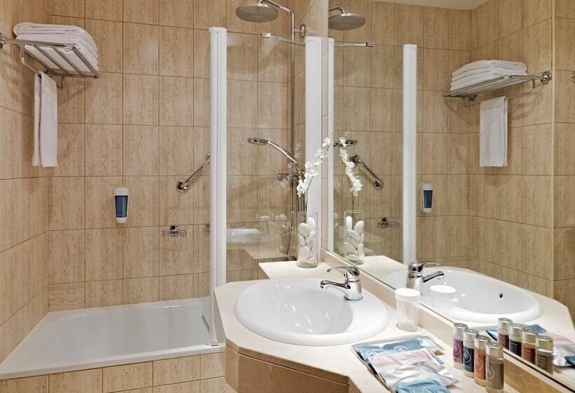 Отель Occidental Santa Cruz Contemporaneo