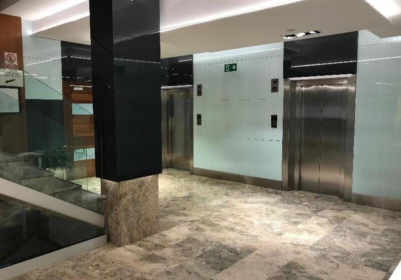 هتل Puerta De Segovia