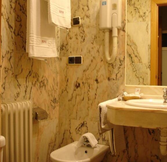 Albergue Revolutum Hostel