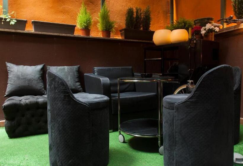 Albergue Revolutum Hostel