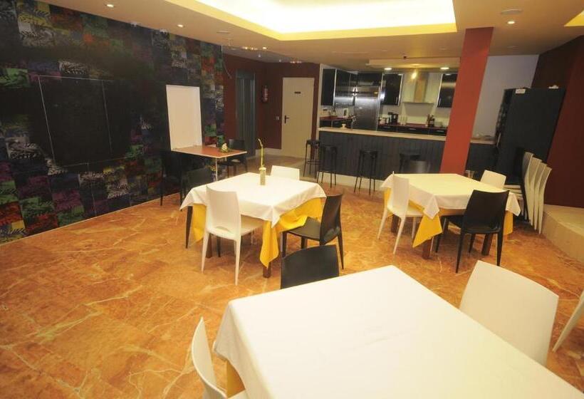 Albergue Revolutum Hostel